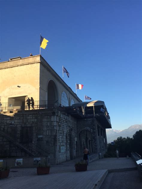 Drapeau français en berne à la préfecture de police de paris le 8 janvier 2015, en hommage aux victimes de l'attentat contre charlie hebdo. GRENOBLE et le DEUIL NATIONAL: 4 ÉLUS REFUSENT DE SE LEVER ...