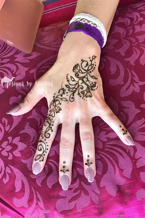 Henna is a dye prepared from the plant lawsonia inermis, also known as hina, the henna tree, the mignonette tree, and the egyptian privet. simple henna swirls strip on hand | Henna hand tattoo ...