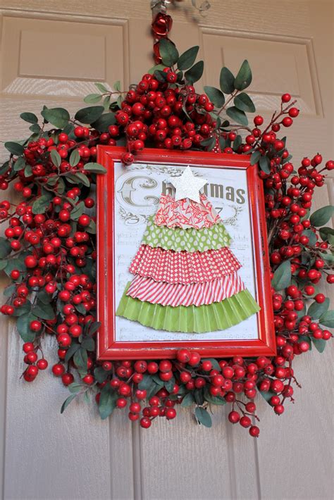 With the approach of christmas and new year, our thoughts are more and more busy with preparations for the celebration, the choice of gifts. Amanda's Parties To Go: {Guest Post} Christmas Frame Wreath