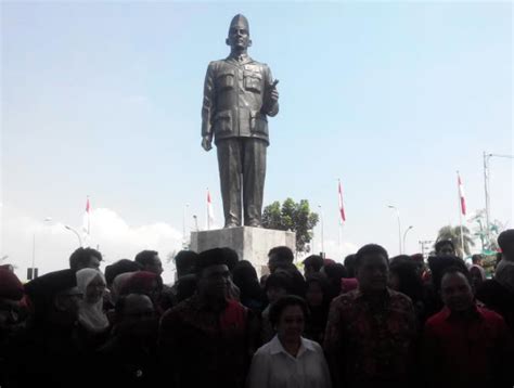 Free for commercial use no attribution required high quality images. Resmikan patung Bung Karno, Megawati minta Pancasila masuk ...