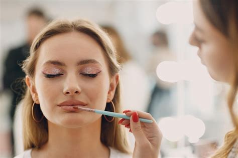 Premium Photo Beautiful Young Woman Applying Makeup Beauty Visage Brush