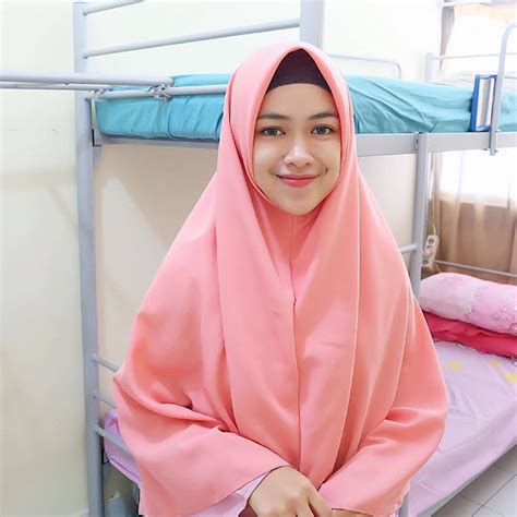 Jilbaber Cantik Narsis Ala Selebritis Jutaan Hijab