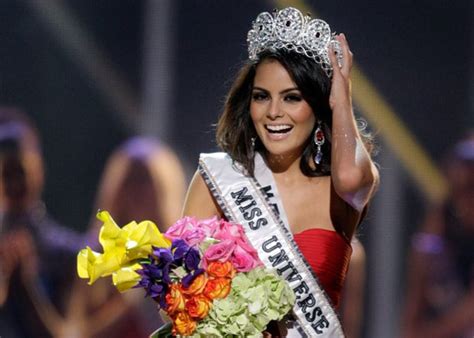 Mexico S Jimena Navarrete Is Crowned Miss Universe At The Annual Beauty