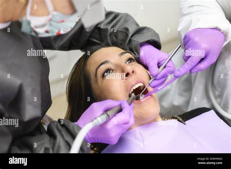 Une Jeune Femme Visite La Clinique De Dentisterie Pour Un Traitement