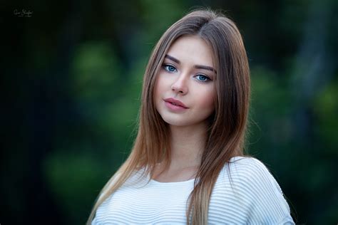 배경 화면 Polina Kostyuk 여자들 모델 갈색 머리의 파란 눈 뷰어를보고 얼굴 옥외 초상화 피사계