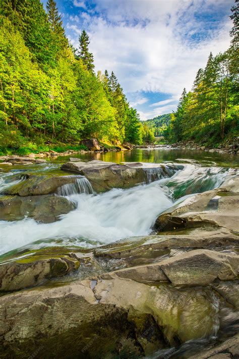 Горный водопад гук в лесу. украинские карпаты. | Премиум Фото