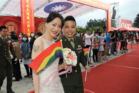 Taiwan Lesbian Couples Wed In Mass Military Wedding For First Time