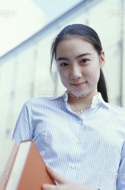 本を持つ日本人の女の子の写真素材 [fyi03190476] ストックフォトのamanaimages plus