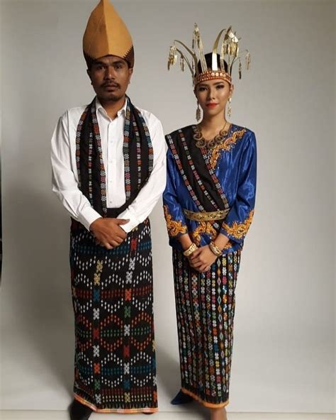 Ini adalah sebuah tarian tradisional dari suku bunaq di belu. 10+ Pakaian Adat NTT Pria & Wanita (NAMA, PENJELASAN, GAMBAR)