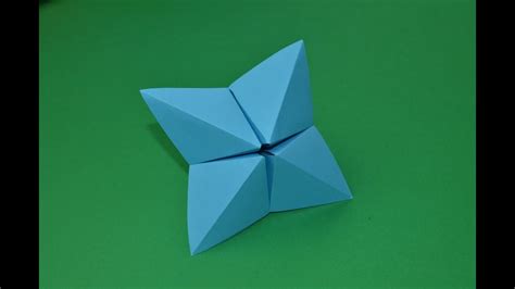 En una hoja en blanco. origami comecocos