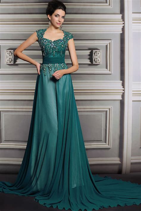 Robe de cérémonie verte sapin foncée luxe ornée de bijoux dentelle en