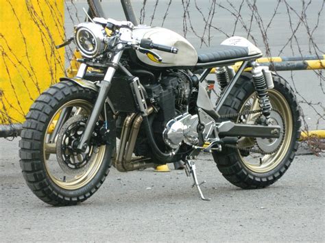 (legendado em português) the suzuki bandit, is one of those motorcycles which can only be considered as victim of its own success. Suzuki Bandit 400 Cafe Racer by Jowo Kustom - BikeBound