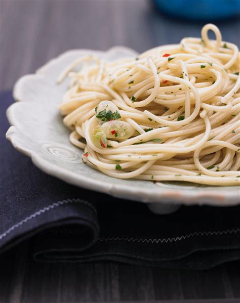 Sep 28, 2021 · so gelingen ihnen die perfekten spaghetti aglio e olio das rezept hat sich in den jahren seither kaum gewandelt, was wohl auch daran liegt, dass es so einfach ist, dass es schlicht nicht viele. Spaghetti aglio e olio | Rezept | Spaghetti rezepte ...