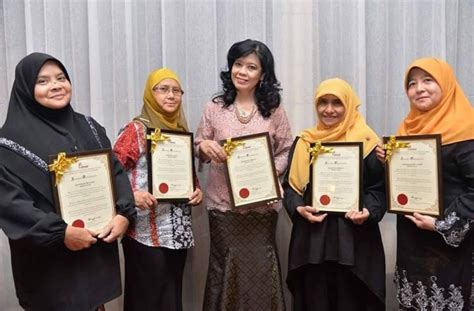 Juliana senawi yang telah memberikan jasa, sumbangan dan perkhidmatan cemerlang di lestari selama ini. PENGHARGAAN DAN TERIMA KASIH PN. HALIJAH AHMAD, PEMBANTU ...