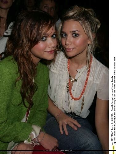 13 09 04 Mary Kate And Ashley At Marc Jacobs Spring 05 Fashion Show