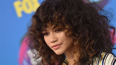 Watch Zendaya Stop An Interview Just To Fix A Reporters Hair Glamour