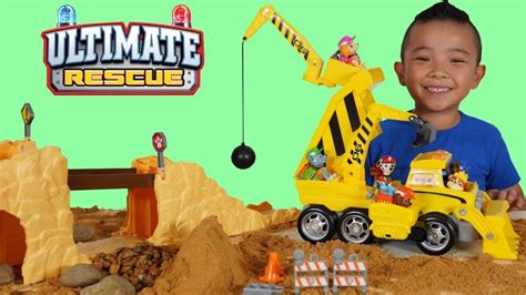Paw Patrol Ultimate Rescue Construction Truck And Figurines Set