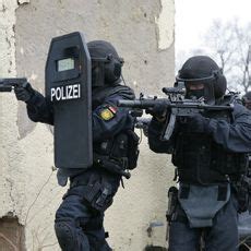 But who are the officers who make up the force? www.gsg9.de | Infantry Special Ops | Sondereinsatzkräfte ...