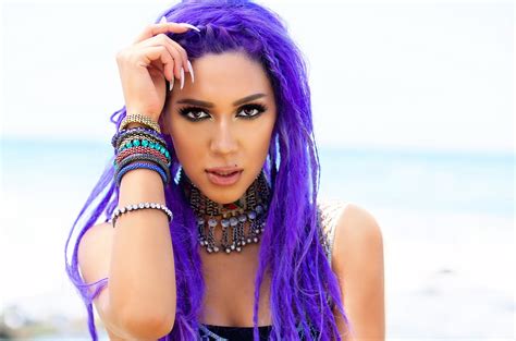 Eylül 2009'da f (x) kız grubunun bir üyesi olarak çıkış yaptı. Purple-Haired Singer Luna Mar Debuts Beachy Visual for ...