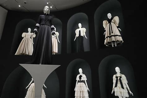 Mets Sumptuous Lagerfeld Show Focuses On Works Not Words Wtop News