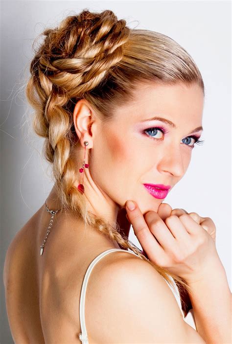 Locken flechten geflochtene zöpfe und flechtfrisuren haben strenggenommen zwei vorteile. Sommerliche hochgesteckte Flechtfrisur - Blonde lange Haare