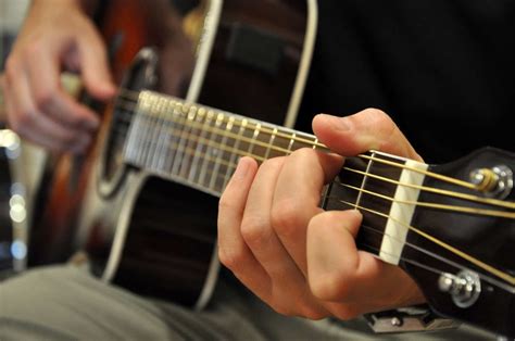 Jangan terlalu banyak belajar lagu : Awesome: Cara Cepat dan Mudah Belajar Gitar Untuk Pemula