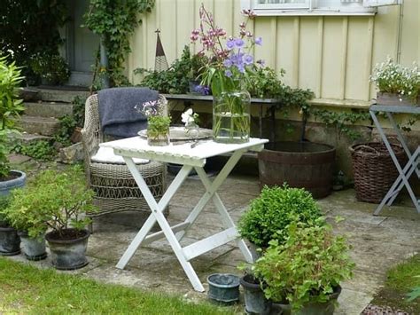 Always wear appropriate clothing, such as gardening gloves. DIY Garden Decoration: 12 Best Eco Friendly Outdoor Décor ...