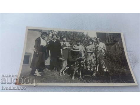 Снимка Мъже жени и куче в двора на къщата си Стари снимки Изделия от хартия balkanauction