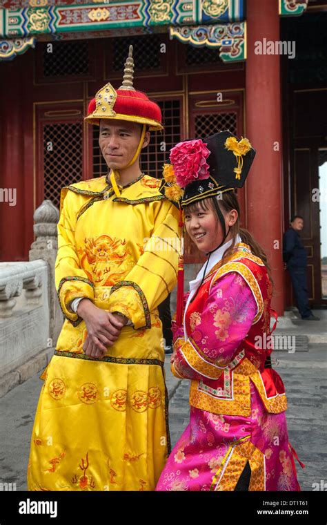 Pareja Joven Fotografiado En Chino Tradicional Vestido O Manchú De La