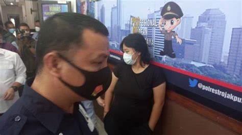 Wanita Muda Diajak Mesum Di Halte Bus Jakarta Viral Di Medsos Dibayar