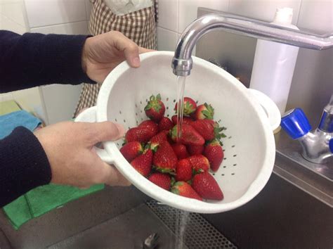 A recipe is a set of instructions that describes how to prepare or make something, especially a dish of prepared food. PICK ENGLISH WITH TICs: Recipes and imperative.