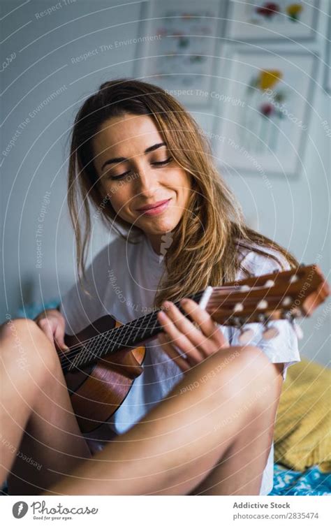 Junge Frau Spielt Gitarre Ein Lizenzfreies Stock Foto Von Photocase