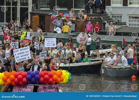 de trotse lesboot boat bij de gay pride amsterdam nederland 2019 redactionele afbeelding image