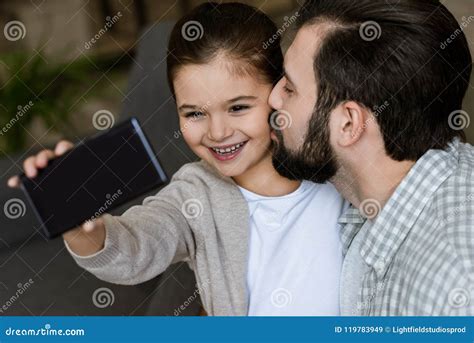 Padre Alegre Con La Hija Que Toma El Selfie En Smartphone Imagen De