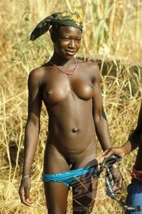 Mujeres desnudas nativas africanas en acción Fotos de mujeres