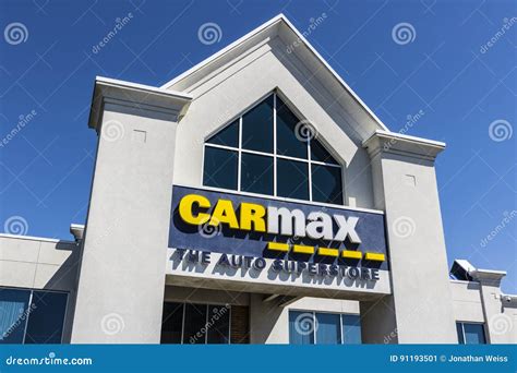 Indianapolis Circa April 2017 Carmax Auto Dealership Carmax Is The