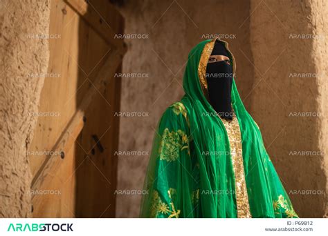 فتاه عربيه سعوديه خليجيه منقبه ترتدي الزي السعودي الشعبي التقليدي الزي التراثي للمناسبات