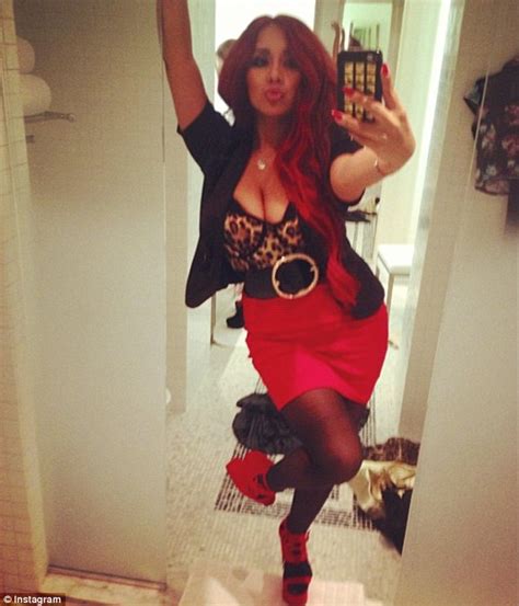 snooki tweets sexy snapshots of herself in low cut top as she travels to la ahead of live jersey