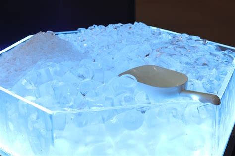 Muitos tipos de cubos de gelo da máquina de fazer gelo alimentos e bebidas fundo industrial