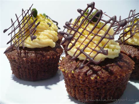 Kuchen nach belieben mit kakaonibs verzieren. Essen aus Engelchens Küche: Schoko-Birnen-Cupcakes