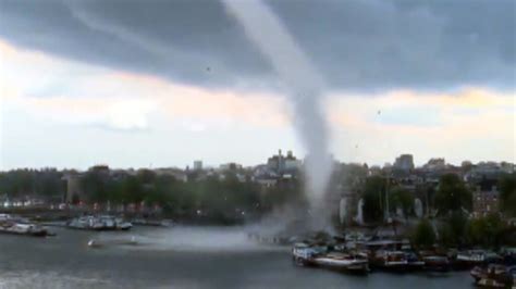 Tornádó m (genitive singular tornádó, nominative plural tornádónna). Tornado boven Amsterdam: 'Ik hoopte dat hij niet op mij ...