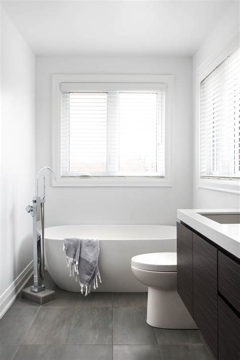 A stand alone tub is a type of bathtub that is designed in such a way to have finished sides and can freely stand alone. Sleek modern bathroom with stand alone bath tub | RTG ...