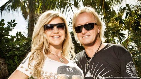 Besitzen die geissens außerdem das hotel maison prestige roberto geissini in grimaud, das ein speedboot der marke donzi marine gehört ebenfalls robert geiss. Geissens Vermögen und Verdienst - Pleite nach der Trennung?