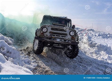 Russian Suv Uaz Hunter 469 4x4 Goes Fast Turning Tires On A
