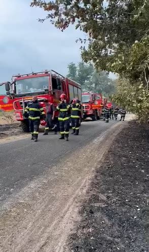 Pompierii Rom Ni Se Lupt Cu Fl C Rile N Fran A Ac Iunea Are Loc N Condi Ii Extreme Scutul
