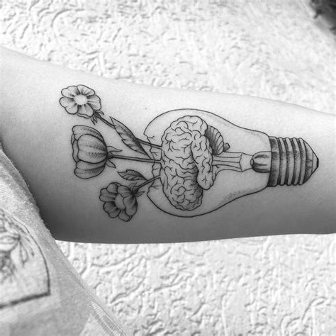 O Fenômeno Das Tatuagens Florais Em Blackwork E Fineline Tatuagem De Lâmpada Tatuagem
