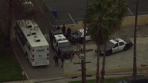 pasadena barricaded suspect surrenders after mother arrives on scene abc7 los angeles
