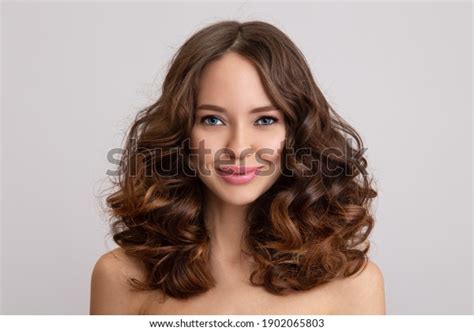 Zdjęcie Stockowe „happy Young Beautiful Woman Curly Hair” 1902065803