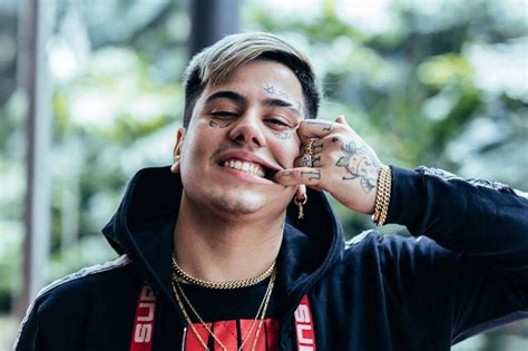 He is the lead voice of trap music in argentina, thanks to his multiple hits with his singles and his particular style of voice and staging. Analizamos 'Super Sangre Joven', el álbum debut de Duki