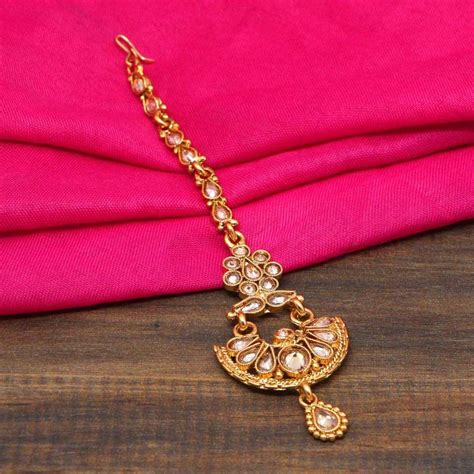 Delicate round maang tikka with a minimal gold wedding lehenga. Gold Maang Tikka - Jaipur Mart - 3160075